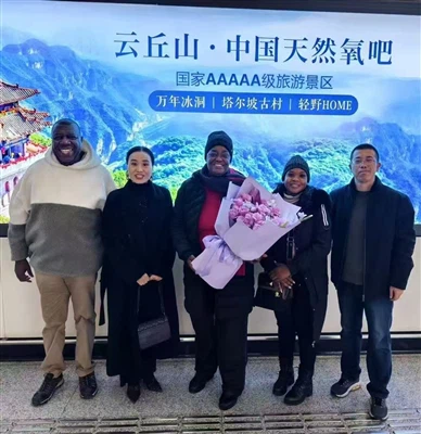 16-ára gamall viðskiptavinur frá Afríku er í heimsókn